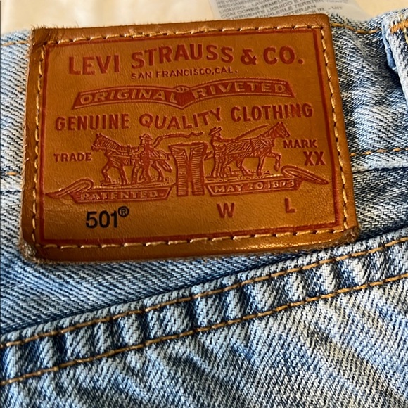 Levi's women’s button fly cut off denim shorts - Picture 2 of 5